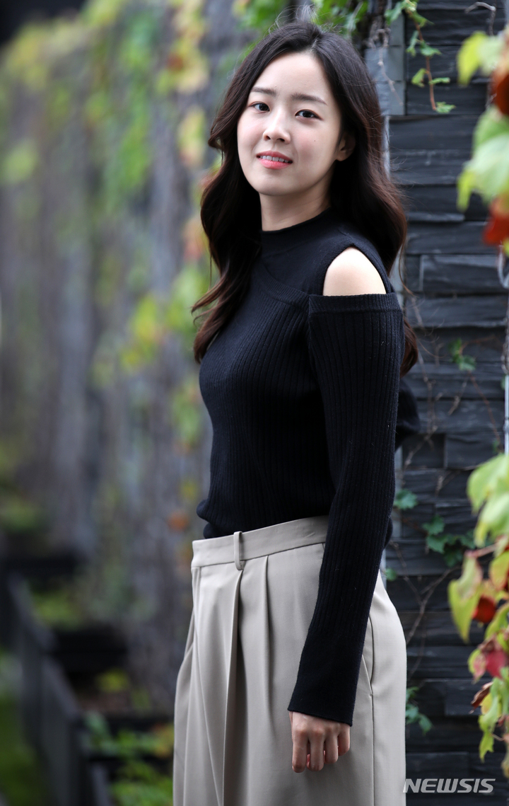 [서울=뉴시스] 조성우 기자 = 드라마 '펜트하우스 시즌3'에 출연한 배우 최예빈이 1일 오후 서울 중구 뉴시스 본사에서 인터뷰에 앞서 포즈를 취하고 있다. 2021.09.14. xconfind@newsis.com