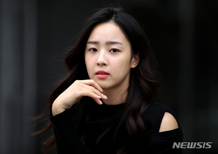 [서울=뉴시스] 조성우 기자 = 드라마 '펜트하우스 시즌3'에 출연한 배우 최예빈이 1일 오후 서울 중구 뉴시스 본사에서 인터뷰에 앞서 포즈를 취하고 있다. 2021.09.14. xconfind@newsis.com