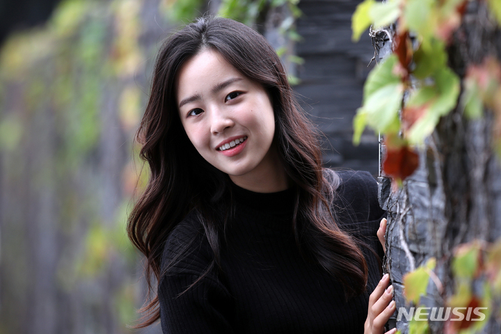 [서울=뉴시스] 조성우 기자 = 드라마 '펜트하우스 시즌3'에 출연한 배우 최예빈이 1일 오후 서울 중구 뉴시스 본사에서 인터뷰에 앞서 포즈를 취하고 있다. 2021.09.14. xconfind@newsis.com