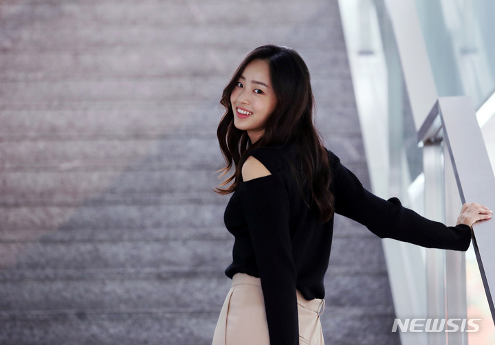 [서울=뉴시스] 조성우 기자 = 드라마 '펜트하우스 시즌3'에 출연한 배우 최예빈이 1일 오후 서울 중구 뉴시스 본사에서 인터뷰에 앞서 포즈를 취하고 있다. 2021.09.14. xconfind@newsis.com