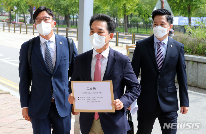 [과천=뉴시스] 배훈식 기자 = 박민식 국민의힘 윤석열 캠프 기획실장 겸 특별위원이 지난 13일 오전 경기 과천시 정부과천청사 고위공직자범죄수사처에 변호인들과 함께 박지원 국정원장과 제보자 조성은씨에 대한 국가정보원법 및 공직선거법 위반 혐의 고발장 접수를 위해 들어가고 있다. 2021.09.13. dahora83@newsis.com