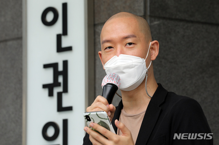 [서울=뉴시스] 김병문 기자 = 김도윤 화섬식품노조 타투유니온지회 지회장이 13일 오전 서울 중구 국가인권위원회 앞에서 열린 '타투이스트 인권침해 국가인권위원회 진정 기자회견'에서 발언하고 있다. 2021.09.13. dadazon@newsis.com