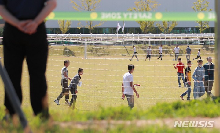 [진천=뉴시스] 사진공동취재단 = 13일 오전 충북 진천군 국가공무원 인재개발원에서 아프가니스탄 특별기여자들이 지정된 범위 내에서 야외 활동을 하고 있다. 2021.09.13. photo@newsis.com