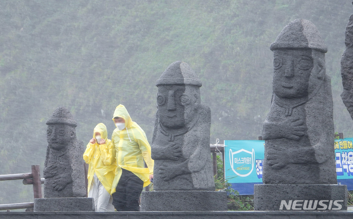[서귀포=뉴시스] 우장호 기자 = 북상 중인 제14호 태풍 찬투(CHANTHU)의 간접영향권에 접어든 13일 제주 서귀포시 대정읍 송악산에 비바람이 치고 있다. 기상청은 태풍 찬투가 오는 16일 오전까지 중국 상하이 부근에 위치하며 진로가 정체될 것으로 예측했다. 2021.09.13. woo1223@newsis.com