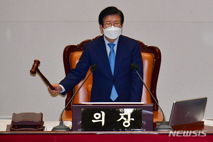 [서울=뉴시스] 최진석 기자 = 13일 국회에서 열린 제391회 국회(정기회) 제04차 본회의에서 박병석 국회의장이 의사봉을 두드리고 있다. (공동취재사진) 2021.09.13. photo@newsis.com