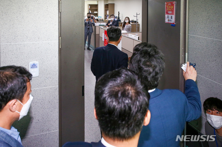 [서울=뉴시스] 전신 기자 =지난 13일 고위공직자범죄수사처 수사관들이 서울 여의도 국회 의원회관 김웅 국민의힘 의원 사무실에서 압수수색 영장을 집행하고 있다. (공동취재사진) 2021.09.13. photo@newsis.com