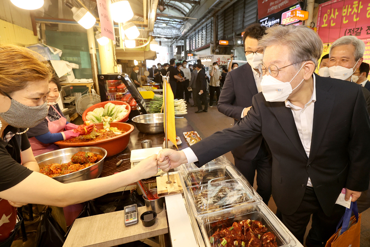 [오산=뉴시스] 경기사진공동취재단 = 이재명 경기지사가 13일 오후 오산 오색시장에서 추석맞이 전통시장 현장을 방문해 상인들과 인사를 나누고 있다. 2021.09.13. photo@newsis.com
