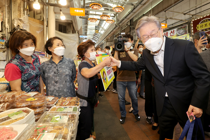 [오산=뉴시스] 경기사진공동취재단 = 이재명 경기지사가 13일 오후 오산 오색시장에서 추석맞이 전통시장 현장을 방문해 지지자들과 인사하고 있다. 2021.09.13. photo@newsis.com
