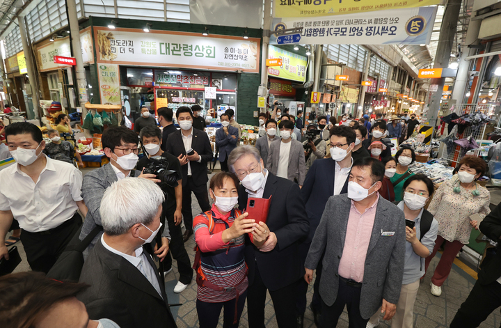 [오산=뉴시스] 경기사진공동취재단 = 이재명 경기지사가 13일 오후 경기 오산 오색시장에서 추석맞이 전통시장 현장을 방문해 상인들과 기념촬영을 하고 있다. 2021.09.13. photo@newsis.com