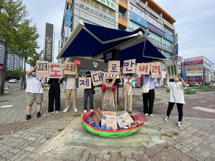 "담배 필터의 90%는 플라스틱, 꽁초 버리지 마세요"