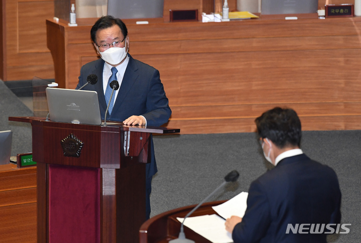 [서울=뉴시스] 최진석 기자 = 13일  국회 본회의장에서 열린 대정부 질문에서 김부겸 국무총리가 국민의힘 권성동 의원 질문에 답변하고 있다. (공동취재사진) 2021.09.13. photo@newsis.com