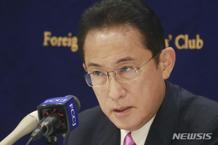 [도쿄=AP/뉴시스] 기시다 후미오 전 일본 외무상이 지난 13일 도쿄에서 기자회견을 하고 있다. 2021.09.29.