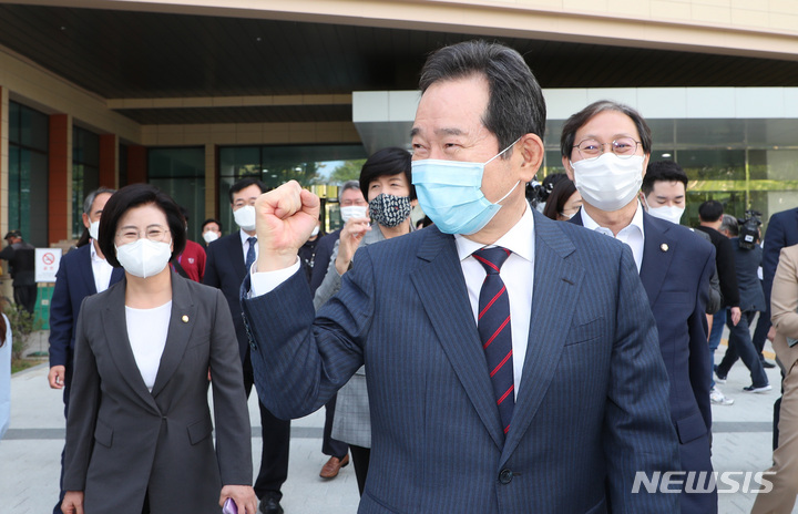 [서울=뉴시스] 최진석 기자 = 더불어민주당 대선 경선 사퇴를 선언한 정세균 전 총리가 13일 오후 국회 소통관에서 경선 사퇴 기자회견을 마친 후 이동하며 파이팅을 외치는 캠프 소속 의원들에게 손을 들어 보이며 인사하고 있다. (공동취재사진) 2021.09.13. photo@newsis.com