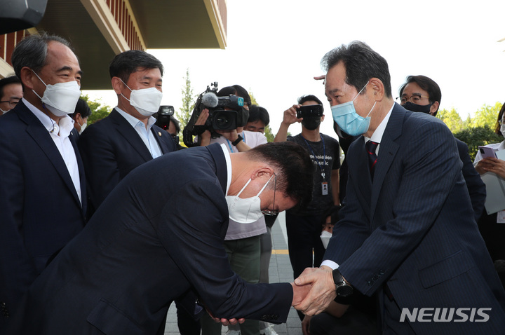 [서울=뉴시스] 최진석 기자 = 더불어민주당 대선 경선 사퇴를 선언한 정세균 전 총리가 13일 오후 국회 소통관에서 경선 사퇴 기자회견을 마친 후 캠프 소속 의원들고 인사를 하고 있다. (공동취재사진) 2021.09.13. photo@newsis.com