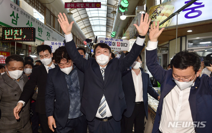 [안동=뉴시스] 이무열 기자=지난 13일 윤석열 전 검찰총장이 경북 안동중앙신시장을 찾아 지지자들을 향해 손을 흔들며 인사하고 있다. 2021.09.13. lmy@newsis.com