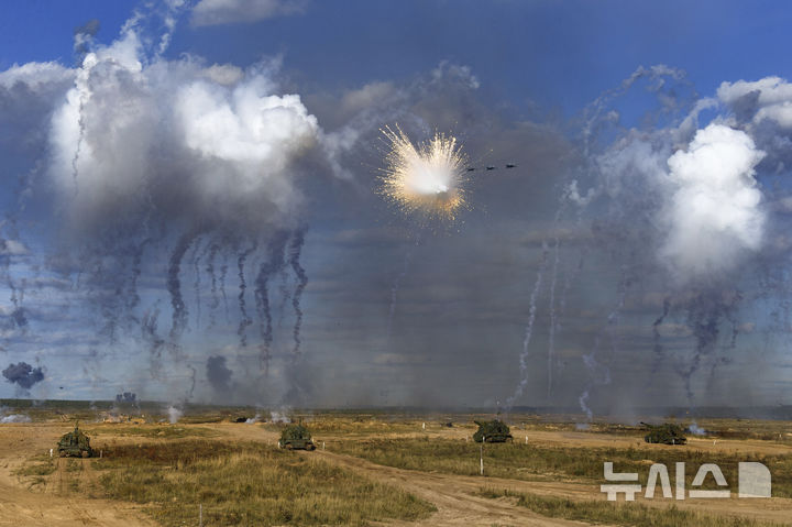 [니즈니노브고로드(러시아)=AP/뉴시스]2021년 9월11일 러시아 니즈니 노브고로드 지역에서 러시아군과 벨라루스군이 '자파드-2021' 합동 군사훈련을 하고 있다. 러시아와 벨라루스가 12일 합동 군사훈련을 시작, 10일 러시아 드론의 폴란드 영공 침범에 이어 우크라이나 전쟁이 더 광범위하게 확대될 수 있다는 서방의 우려를 증폭시켰다. 2025.09.12.