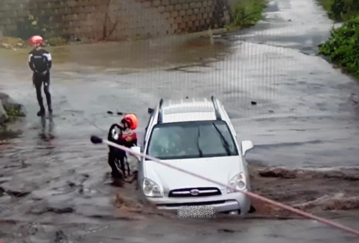 [제주=뉴시스] 우장호 기자 = 제14호 태풍 찬투가 북상 중이었던 지난 2021년 9월14일 오전 제주시 용강동 용강교차로 인근 하천 교각을 지나가던 차량이 범람한 물에 고립돼 소방당국이 안전조치를 하고 있는 모습. (사진=제주소방서 제공) 2021.09.14. photo@newsis.com *재판매 및 DB 금지