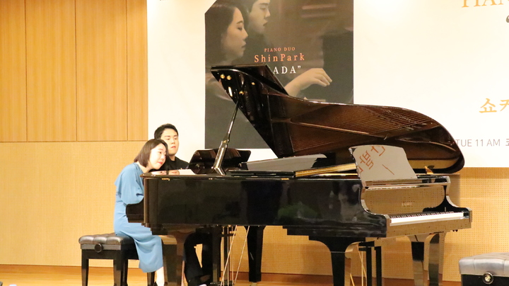 [서울=뉴시스] 피아노 듀오 '신박'. 2021.09.14. (사진 = WCN 코리아 제공) photo@newsis.com