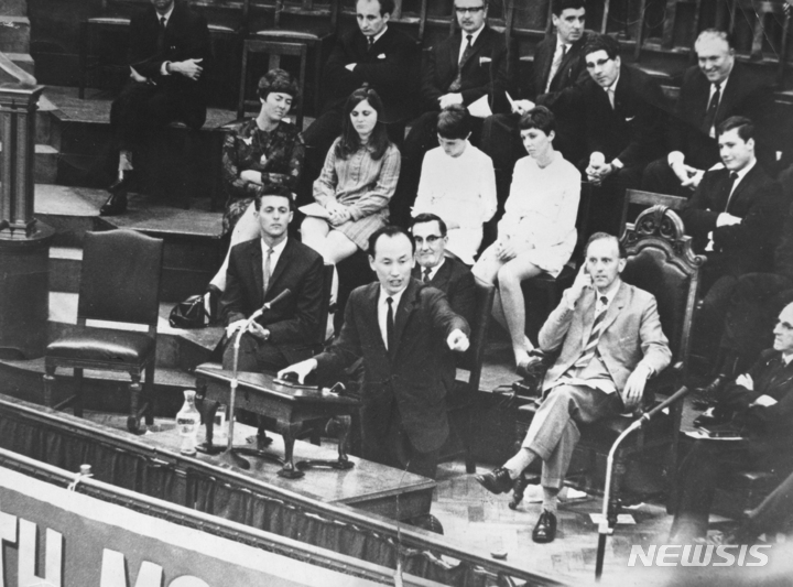 [서울=뉴시스] 1967년 영국 웨스트민스터센트럴홀에서 설교하는 여의도순복음교회 조용기 목사 (사진=여의도순복음교회 제공) 2021.09.14 photo@newsis.com