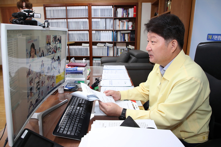 [대구=뉴시스]권영진 대구시장이 시청집무실에서 영상회의를 하고 있다. 뉴시스DB. 2022.02.25. photo@newsis.com *재판매 및 DB 금지