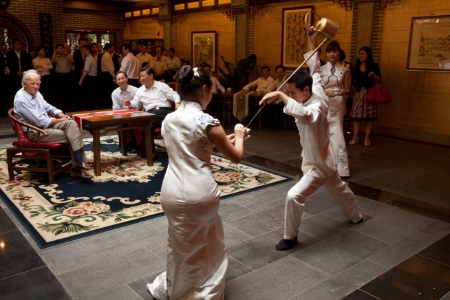 [서울=뉴시스]바이든 대통령과 시 주석이 부통령과 부주석 때인 2011년 8월 21일 두장옌에서 중국의 전통 차 의식을 지켜보고 있다. (사진: 백악관) 2021.9.14. *재판매 및 DB 금지