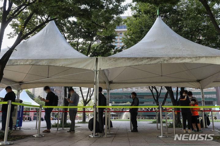 [서울=뉴시스] 권창회 기자 = 코로나19 신규 확진자가 1,497명으로 70일째 네 자릿수를 기록중인 14일 오전 서울 중구 서울광장 임시선별검사소에서 시민들이 검사를 받기 위해 대기하고 있다. 2021.09.14. kch0523@newsis.com
