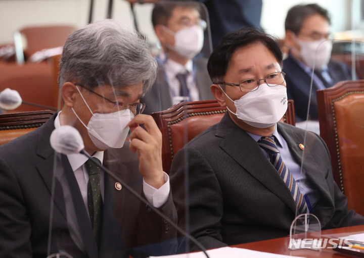 [서울=뉴시스] 전신 기자 = 박범계 법무부 장관과 김상환 법원행정처장이 14일 오전 서울 여의도 국회에서 열린 법제사법위원회 전체회의에 출석해 대화하고 있다. (공동취재사진) 2021.09.14. photo@newsis.com