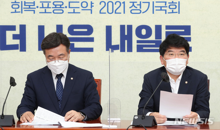 [서울=뉴시스] 전신 기자 = 박완주 더불어민주당 정책위의장이 14일 서울 여의도 국회에서 열린 원내대책회의에서 발언하고 있다. (공동취재사진) 2021.09.14. photo@newsis.com