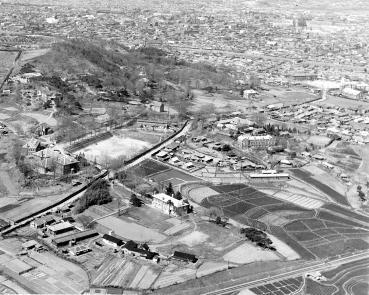 [광주=뉴시스] 광주기독병원은 오는 11월20일까지 병원 로비의 '제중역사관' 입구에서 '60년 전 광주제중병원의 하루' 사진전을 선보인다고 14일 밝혔다. 1962년 3월 광주제중병원 항공사진. (사진=광주기독병원 제공). photo@newsis.com *재판매 및 DB 금지