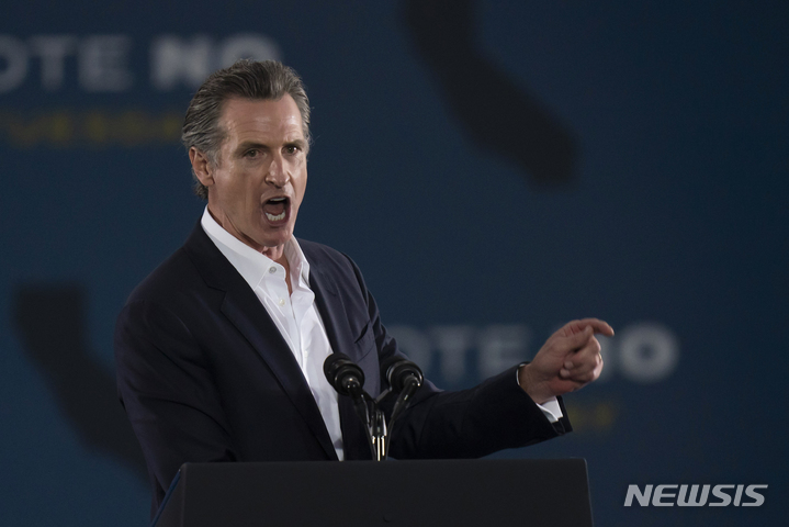 [롱비치=AP/뉴시스] 개빈 뉴섬 미 캘리포니아 주지사가 13일(현지시간) 롱비치의 롱비치 시티 칼리지에서 열린 소환 반대 집회에 참석해 지지자들에게 연설하고 있다. 뉴섬 주지사는 14일 소환 투표를 앞두고 있다. 2021.09.14.