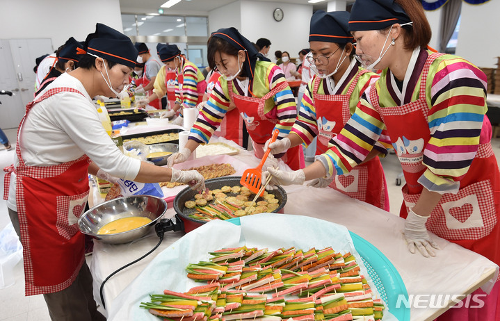 [서울=뉴시스] 결혼이주여성들이 제수음식을 만들고 있다. (사진=뉴시스 DB). photo@newsis.com