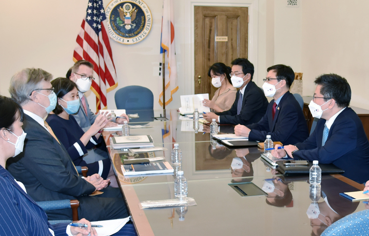 [서울=뉴시스] 여한구 산업통상자원부 통상교섭본부장이 13일(현지시간) 미국 무역대표부에서 캐서린 타이 대표와 한-미 통상장관 면담을 하고 있다. (사진=산업통상자원부 제공) 2021.09.14. photo@newsis.com *재판매 및 DB 금지