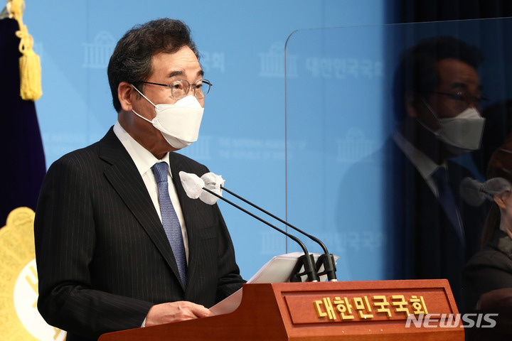 [서울=뉴시스] 최진석 기자 = 더불어민주당 대선 경선 후보인 이낙연 의원이 14일 국회 소통관에서 기자회견을 열고  '미혼 한부모 등 정책 - 내 아이를 지켜주는 나라' 정책을 발표하고 있다. (공동취재사진) 2021.09.14. photo@newsis.com