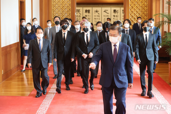 [서울=뉴시스] 전진환 기자 = 문재인 대통령이 14일 청와대에서 열린 미래세대와 문화를 위한 대통령 특별사절 임명장 수여식에서 그룹 BTS에게 임명장을 수여하고 환담장으로 이동하고 있다. 2021.09.14. amin2@newsis.com