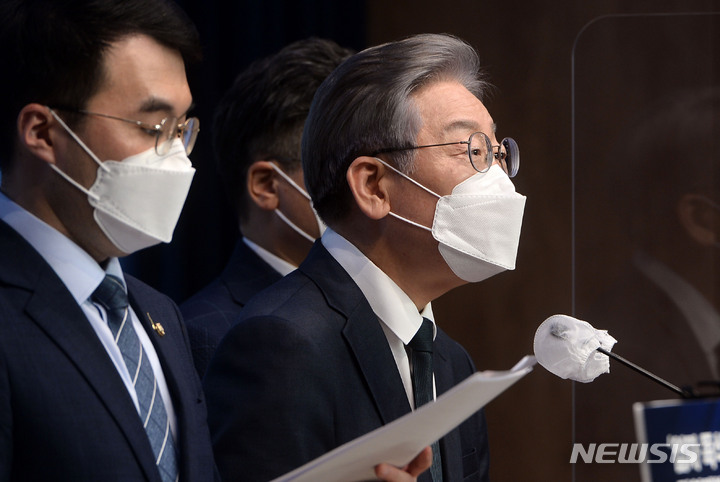 [서울=뉴시스] 전신 기자 = 더불어민주당 대권주자인 이재명 경기도지사가 14일 서울 여의도 국회 소통관에서 성남시 대장지구 개발사업 관련 특혜 의혹에 대한 입장을 밝히고 있다. (공동취재사진) 2021.09.14. photo@newsis.com