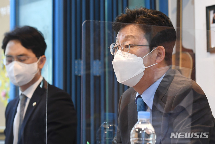 [서울=뉴시스] 국회사진기자단 = 국민의힘 대권주자인 유승민 전 의원이 14일 오후 서울 서초구 푸른나무재단을 방문해 간담회를 하고 있다. 2021.09.14. photo@newsis.com