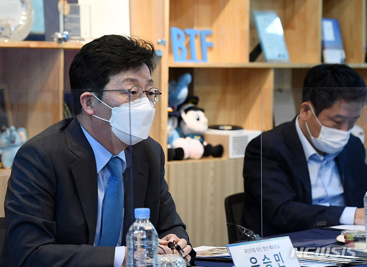 [서울=뉴시스] 국회사진기자단 = 국민의힘 대권주자인 유승민 전 의원이 지난 14일 오후 서울 서초구 푸른나무재단을 방문해 간담회를 하고 있다. 2021.09.14. photo@newsis.com