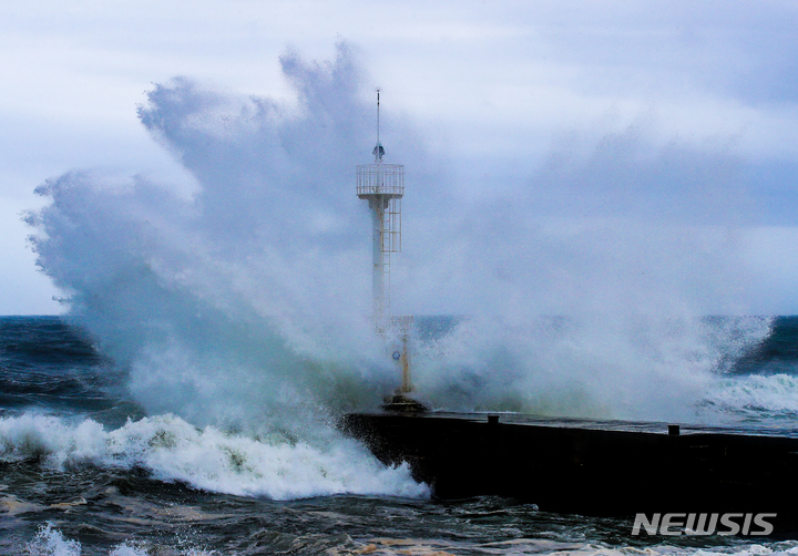 [서귀포=뉴시스] 우장호 기자 = 제14호 태풍 '찬투(CHANTHU)'가 북상 중인 지난 14일 오후 제주 서귀포시 남원읍 태흥2리 앞바다에 거친 파도가 몰아치고 있다. 2021.09.14. woo1223@newsis.com