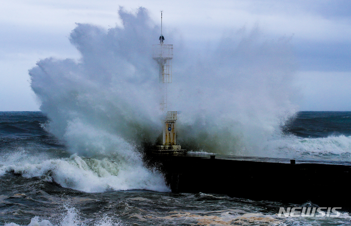 [서귀포=뉴시스] 우장호 기자 = 제14호 태풍 '찬투(CHANTHU)'가 북상 중인 14일 오후 제주 서귀포시 남원읍 태흥2리 앞바다에 거친 파도가 몰아치고 있다. 2021.09.14. woo1223@newsis.com