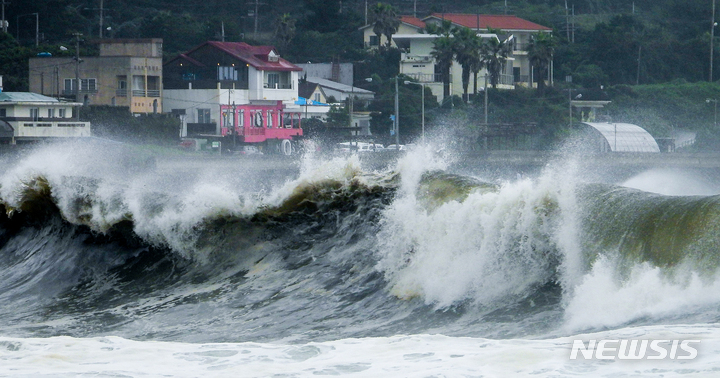 [서귀포=뉴시스] 우장호 기자 = 제14호 태풍 '찬투(CHANTHU)'가 북상 중인 지난 14일 오후 제주 서귀포시 표선면 토산2리 인근 앞바다에 거친 파도가 몰아치고 있다. 2021.09.14. woo1223@newsis.com