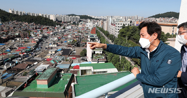 [서울=뉴시스] 추상철 기자 = 오세훈 서울시장이 지난 9월14일 오후 서울 관악구 신림1 재정비촉진구역 현장을 살펴보고 있다. 2021.12.30. scchoo@newsis.com