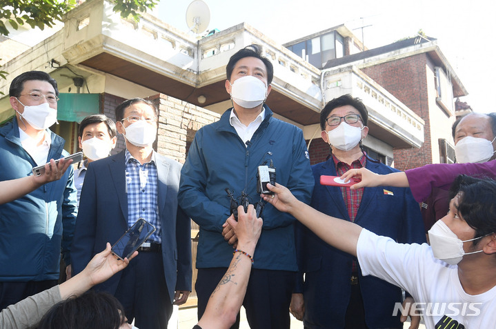 [서울=뉴시스] 추상철 기자 = 오세훈 서울시장이 지난해 9월 서울 관악구 신림1재정비촉진구역을 방문해 브리핑을 하고 있다. 신림1구역은 지난 2008년 재정비촉진구역으로 결정된 뒤 13년 동안 주민 갈등 등 이유로 사업이 정체돼왔지만, 지난해 6월 서울시 신속통합기획 대상지로 선정되며 사업에 속도가 붙었다. 현재는 공공·조합 운영진·주민 간 수차례 간담회를 거쳐 정비계획을 수립하는 단계다. (공동취재사진) 2022.08.29. photo@newsis.com