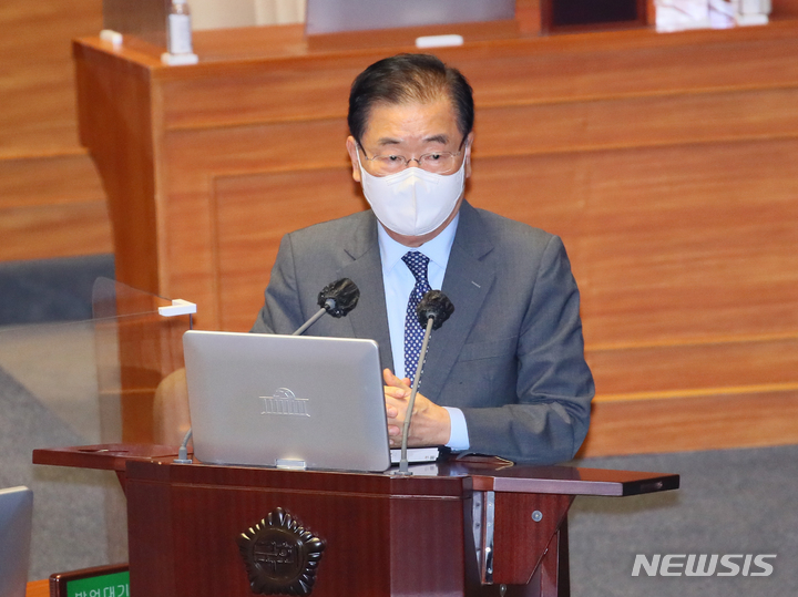 [서울=뉴시스] 전신 기자 = 정의용 외교부 장관이 14일 오후 서울 여의도 국회에서 열린 본회의 외교·통일·안보 분야 대정부질문에서 의원 질의에 답변하고 있다. (공동취재사진) 2021.09.14. photo@newsis.com