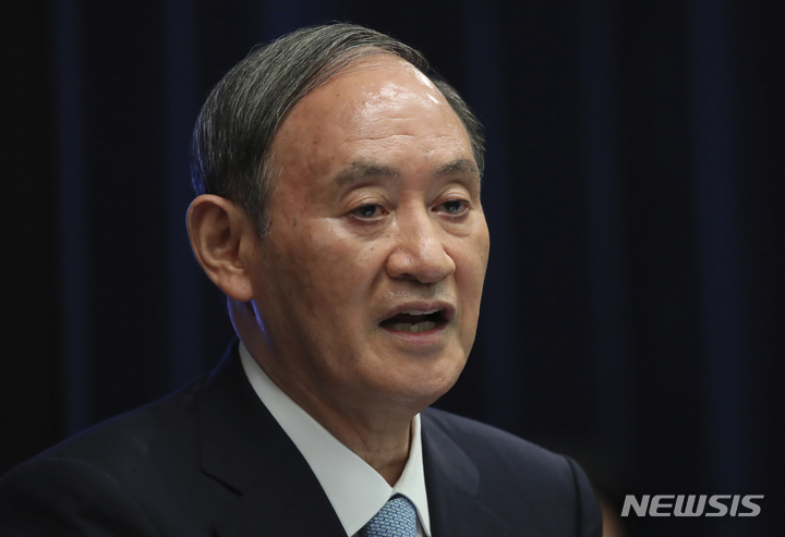 [도쿄(일본)=AP/뉴시스]일본의 스가 요시히데(菅義偉) 전 총리가 올 가을 집권 자민당 총재 선거를 염두에 둔 움직임을 강화하고 있다고 요미우리신문이 27일 보도했다. 사진은 스가 전 총리가 총리를 역임 중이던 2021년 9월 9일 총리 관저에서 기자회견을 가지고 발언하고 있는 모습. 2024.02.27.