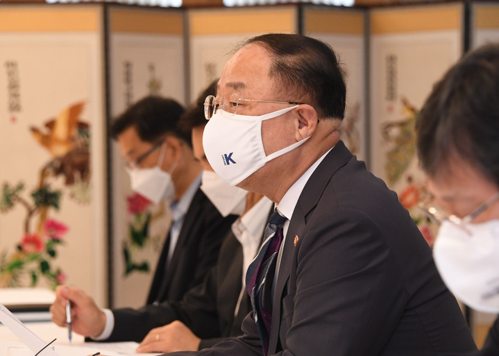 [세종=뉴시스] 홍남기 경제부총리 겸 기획재정부 장관이 15일 서울 광화문 정부서울청사에서 '제30차 부동산시장 점검 관계장관회의'를 주재, 모두발언을 하고 있다. (사진=기재부 제공) *재판매 및 DB 금지