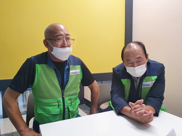 [울산=뉴시스] 구미현 기자 = 15일 울산시교육청에서 만난 울산 학교 당직노동자들이 열악한 근무 환경에 대해 토로하고 있다. 2021.09.15. *재판매 및 DB 금지