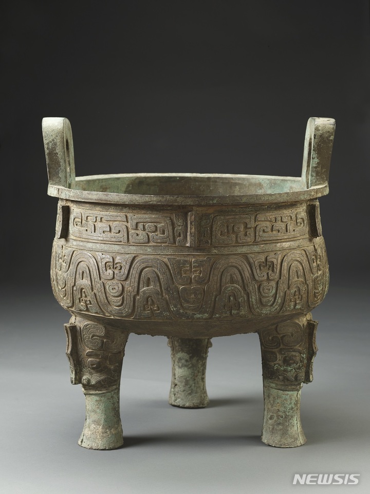 [서울=뉴시스]&nbsp; '소극' 글자가 있는 고기 삶는 세발솥, 서주 효왕(기원전 10세기 말), 높이56.5㎝, 입지름49.0㎝ (사진=국립중앙박물관 제공) 2021.09.16. photo@newsis.com 