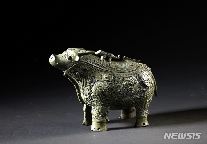 [서울=뉴시스] 동물 모양 술통, 상나라 후기(기원전 13세기-기원전 11세기), 높이 12.7㎝, 너비 18.5㎝ (사진=국립중앙박물관 제공) 2021.09.16. photo@newsis.com