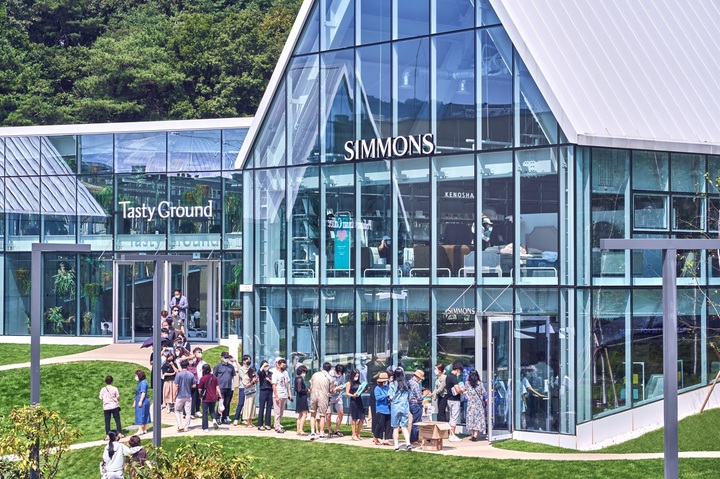 [서울=뉴시스] 지난 11일 시몬스 롯데 타임빌라스 의왕점에 들어가기 위해 관람객들이 줄을 서고 있다. 2021.09.18 (사진=시몬스 제공) *재판매 및 DB 금지