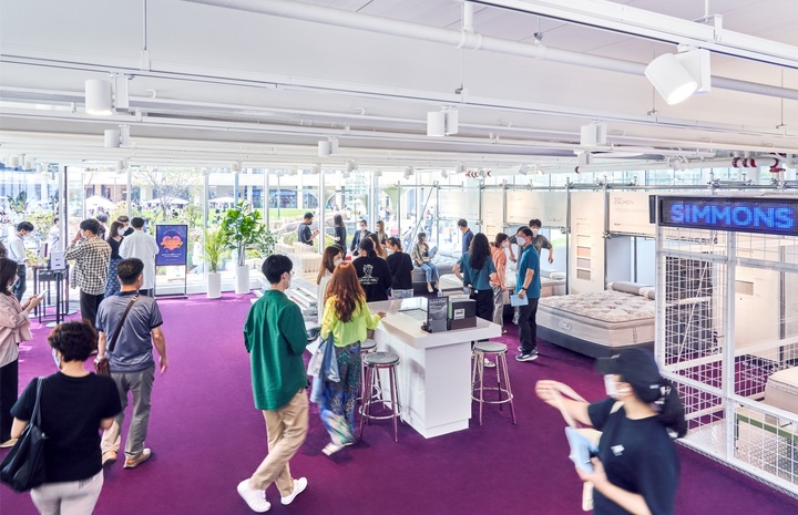 [서울=뉴시스] 시몬스 롯데 타임빌라스 의왕점 내부 전경. 2021.09.18 (사진=시몬스 제공) *재판매 및 DB 금지